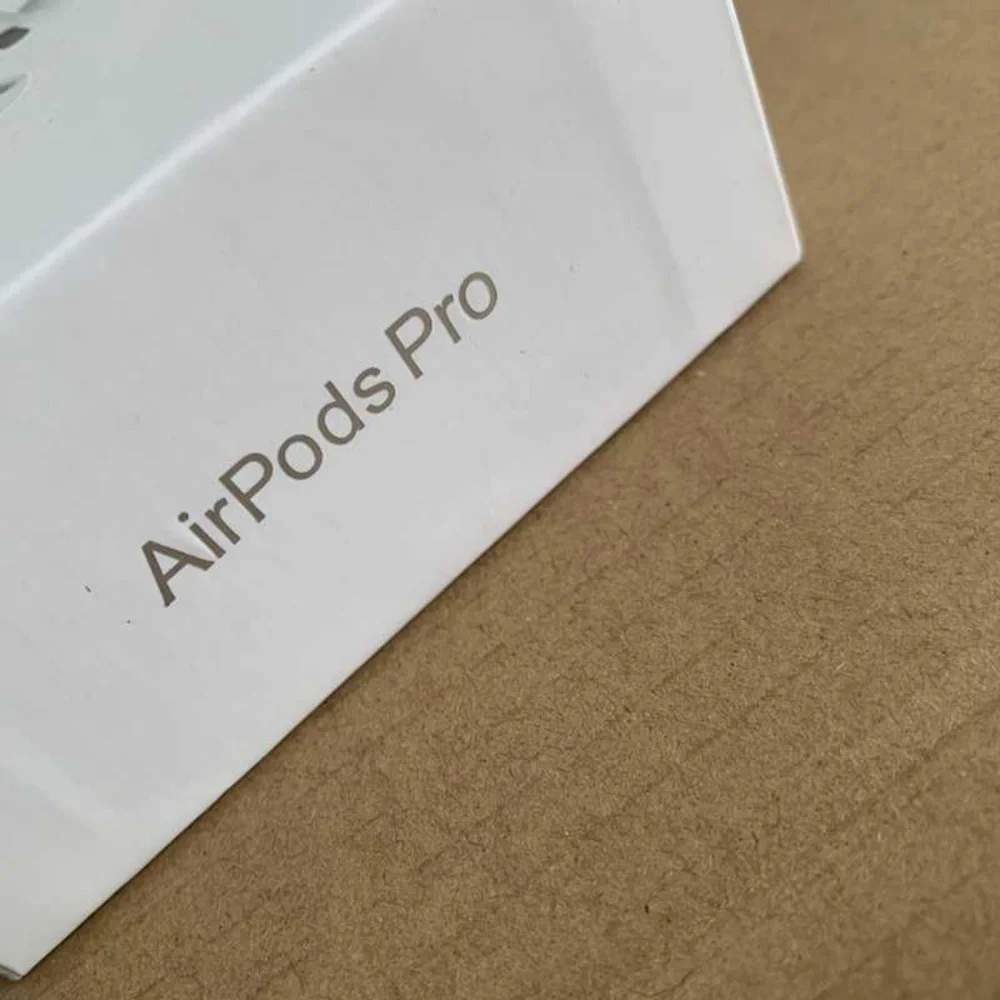 Brand new Apple earphones 2nd generation & wireless charging case
